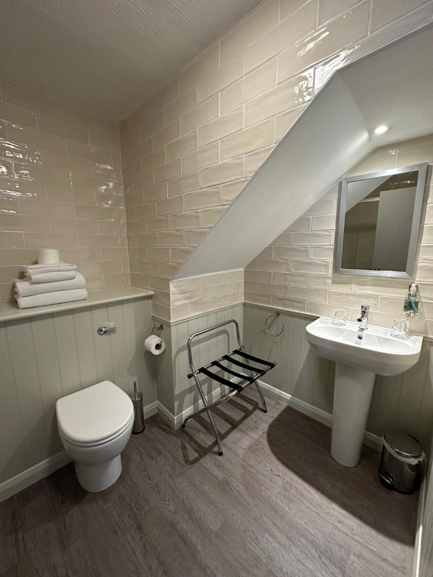 The Goddard Arms Hotel Суиндън Екстериор снимка
