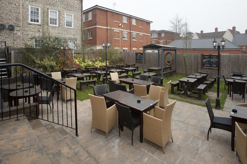 The Goddard Arms Hotel Суиндън Екстериор снимка