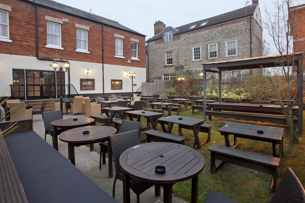 The Goddard Arms Hotel Суиндън Екстериор снимка
