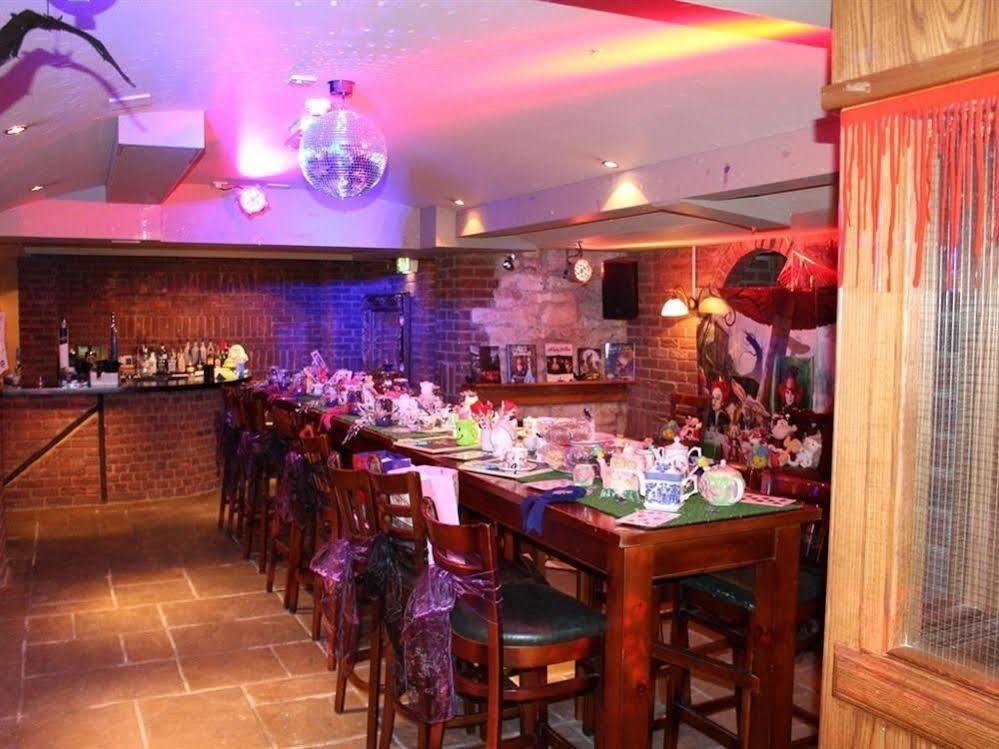 The Goddard Arms Hotel Суиндън Екстериор снимка